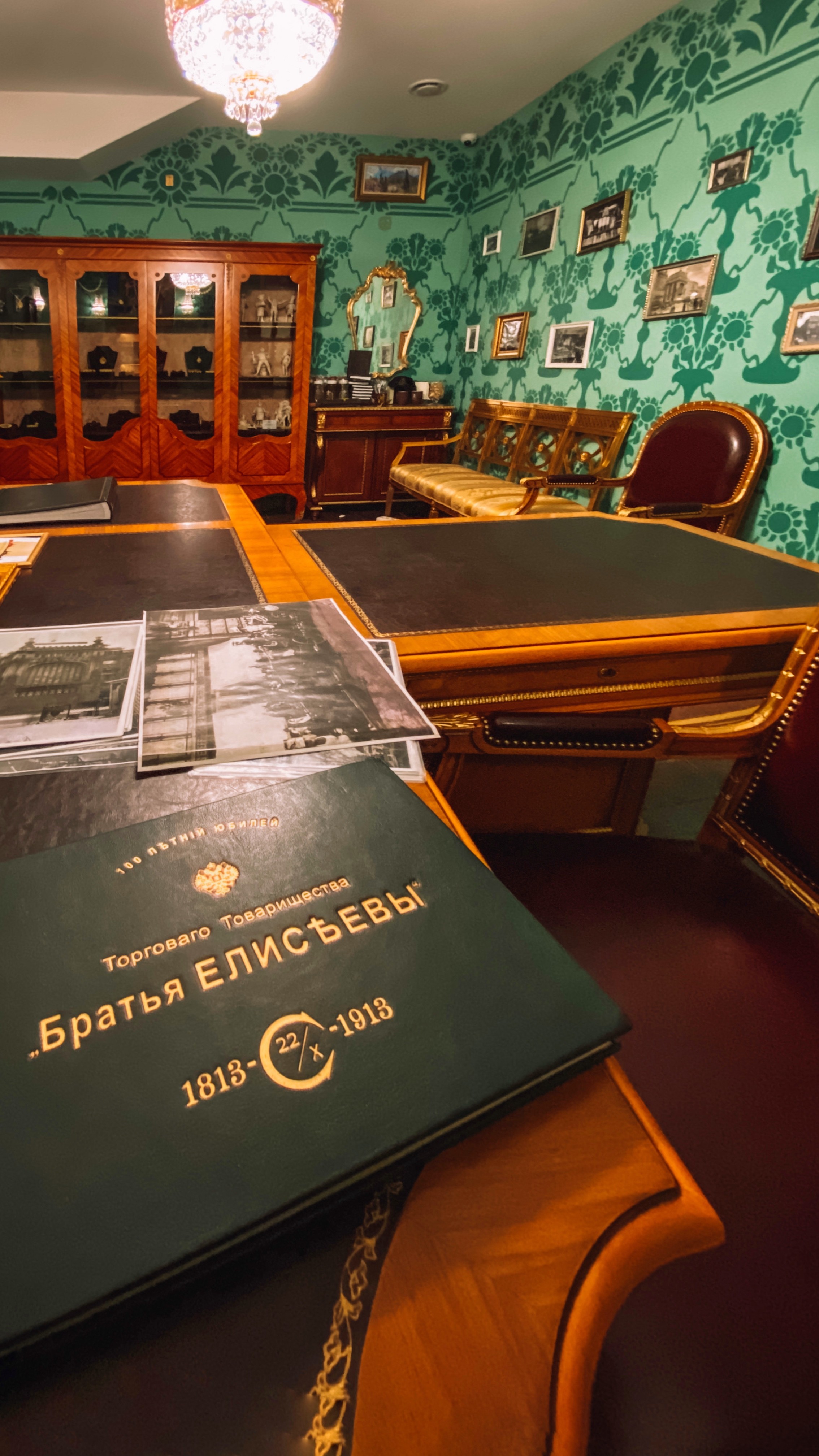 Магазин купцов Елисеевых с чаепитием